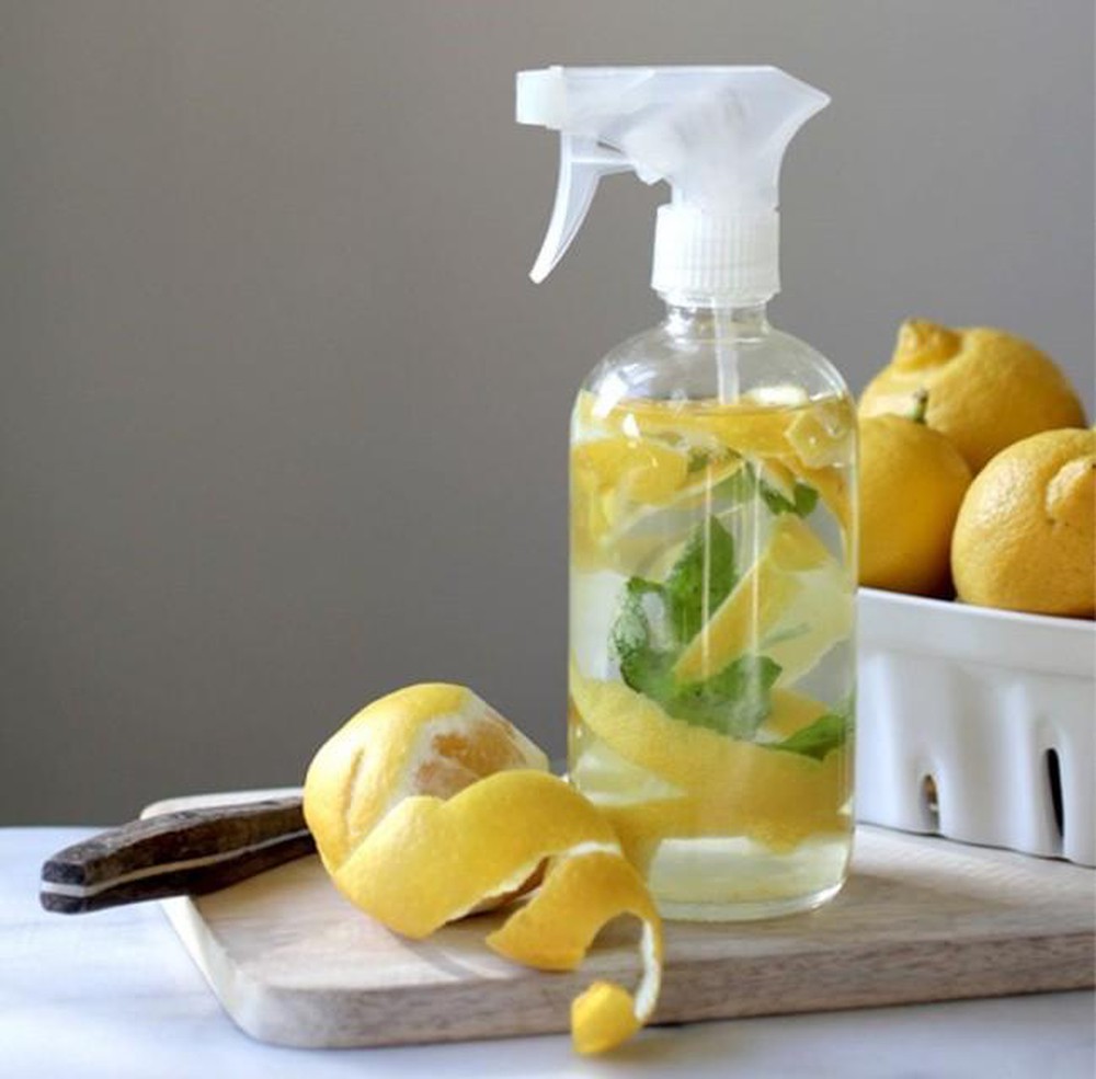 Bằng các nguyên liệu và dung dịch cơ bản có thể xóa hoàn toàn những vết bẩn bám lâu ngày trên kính